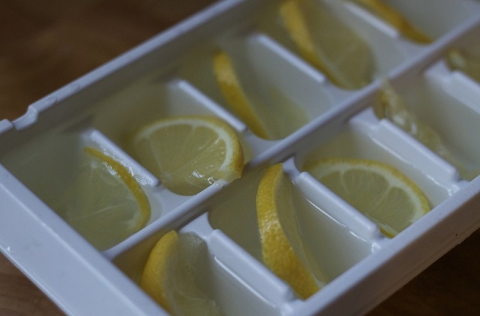 Buz küplerine limon dilimleri ekleyin