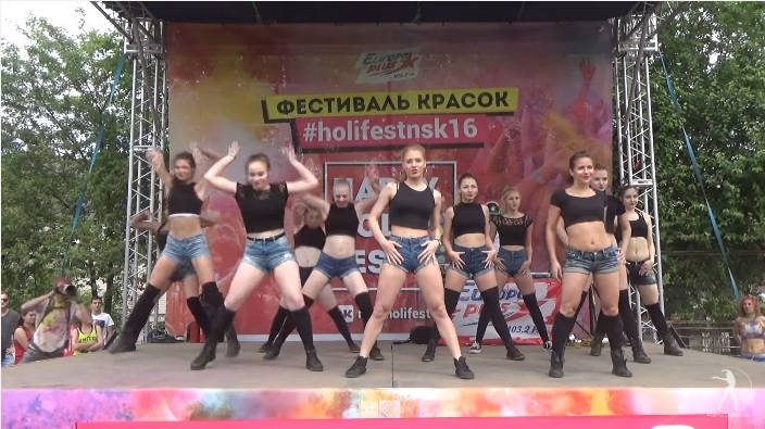 Rus dansçılardan twerk performansı