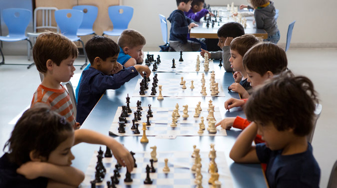 Satranç oynayan okul öncesi çağdaki çocuklar