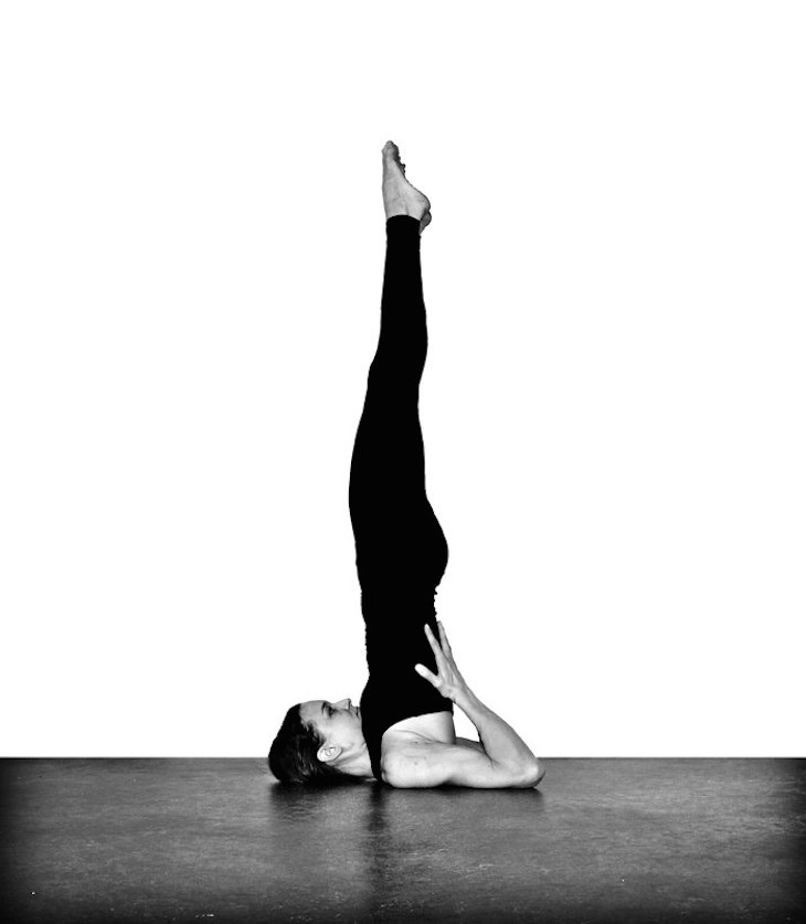 Yoga Omuz Askısı Pozisyonu