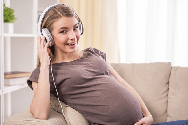 bebeğin anne karnında müzik dinlemesi